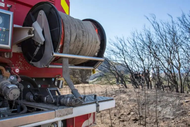 Un camion feux de forêt se renverse, quatre pompiers blessés dont un grave