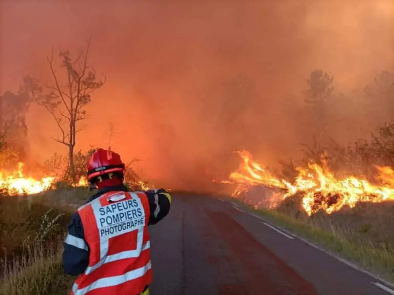 Feux en Gironde : un camion de pompiers brulé, un autre renversé et quatre agents blessés