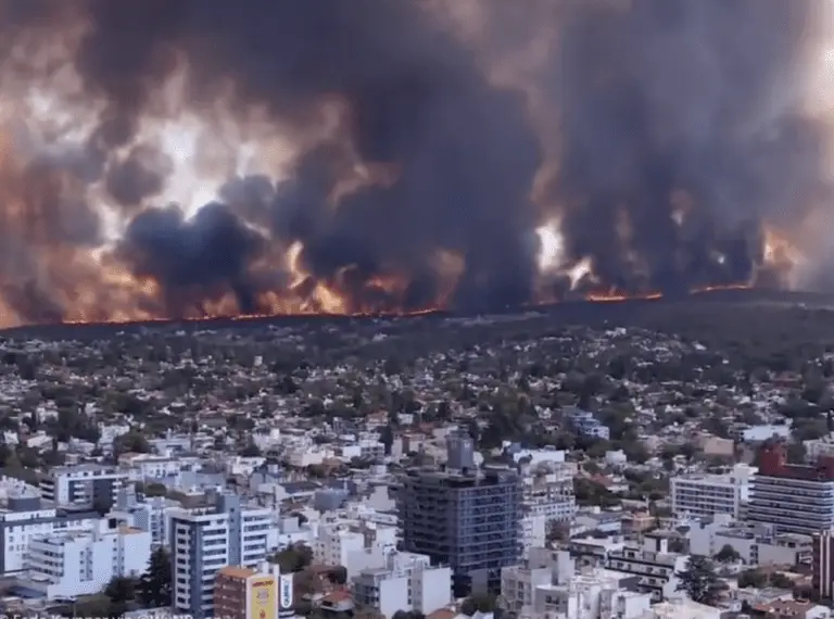 Incendies en Argentine : Villa Carlos Paz face à un mur de flammes