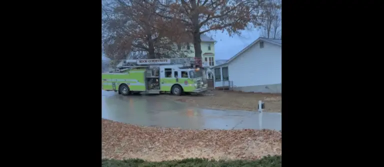 VIDÉO. La grande échelle des pompiers fait une tête-à-queue sur une plaque de verglas