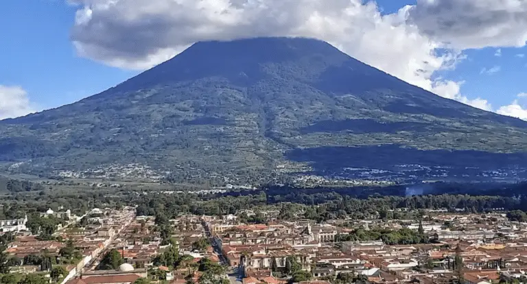 Incendie sur le volcan Agua près d&rsquo;Antigua, Guatemala