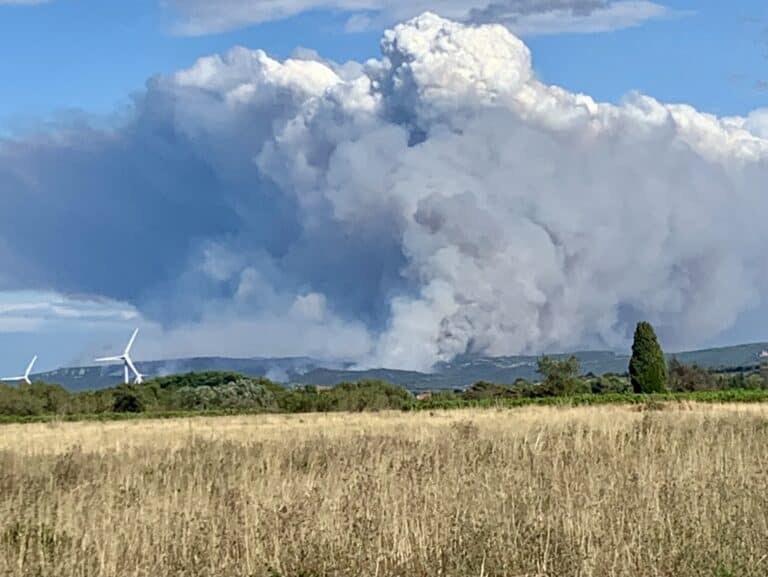 Narbonne : le feu toujours actif ce mardi, les confinements levés