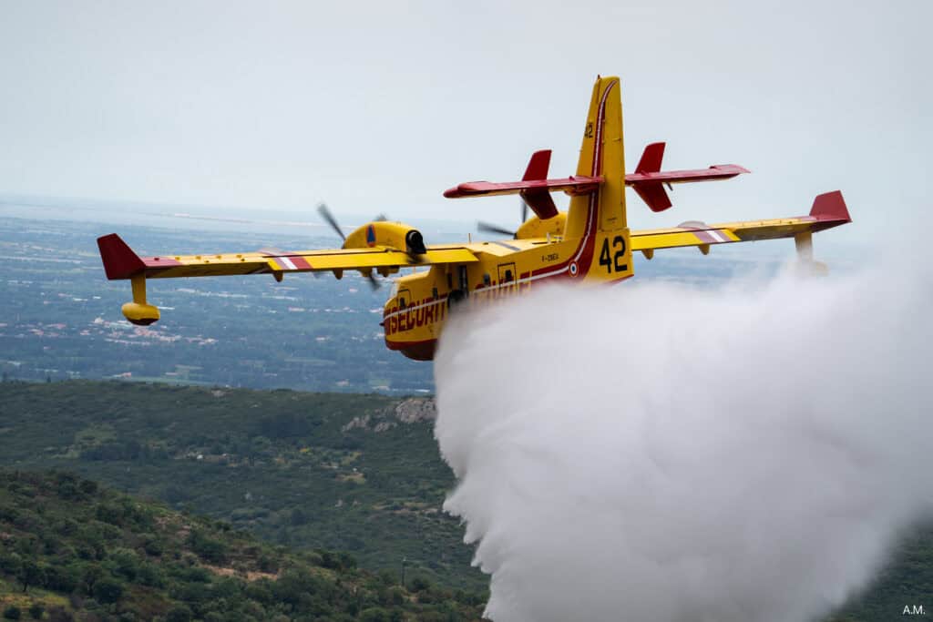 Un Canadair en plein largage dans les Pyrénées-Orientales.
