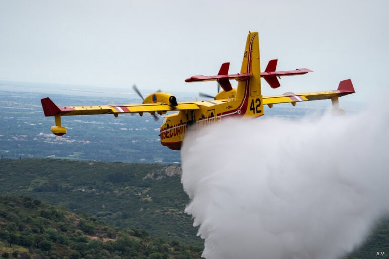 Un Canadair en plein largage dans les Pyrénées-Orientales.