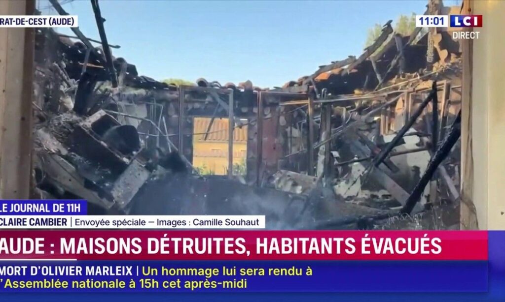Une maison et des véhicules détruits à Saint-Laurent-de-la-Cabrerisse (Aude) après le passage du feu du 5 août 2025. Malgré des évacuations et la mobilisation des secours, plusieurs habitations n’ont pu être sauvées dans ce village sinistré.